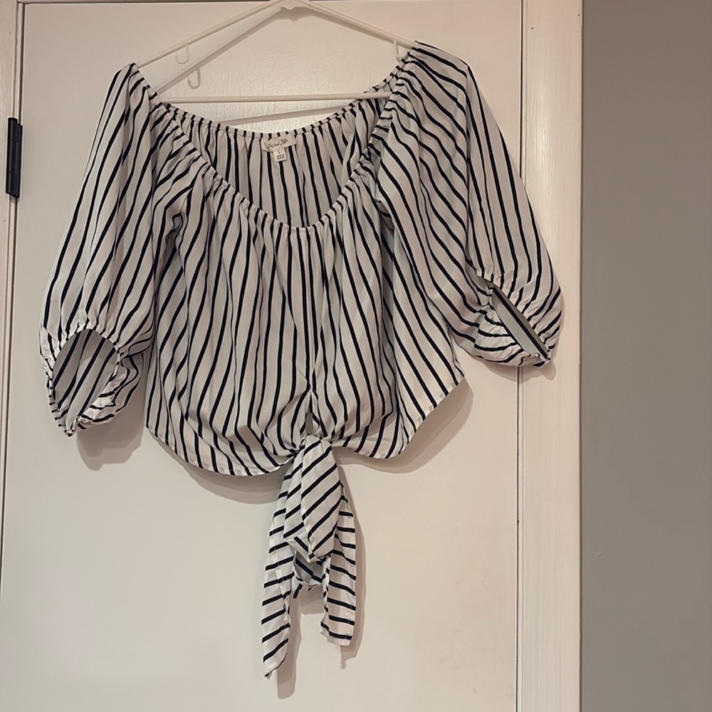 Off the shoulders tie in front black and white top like new large
